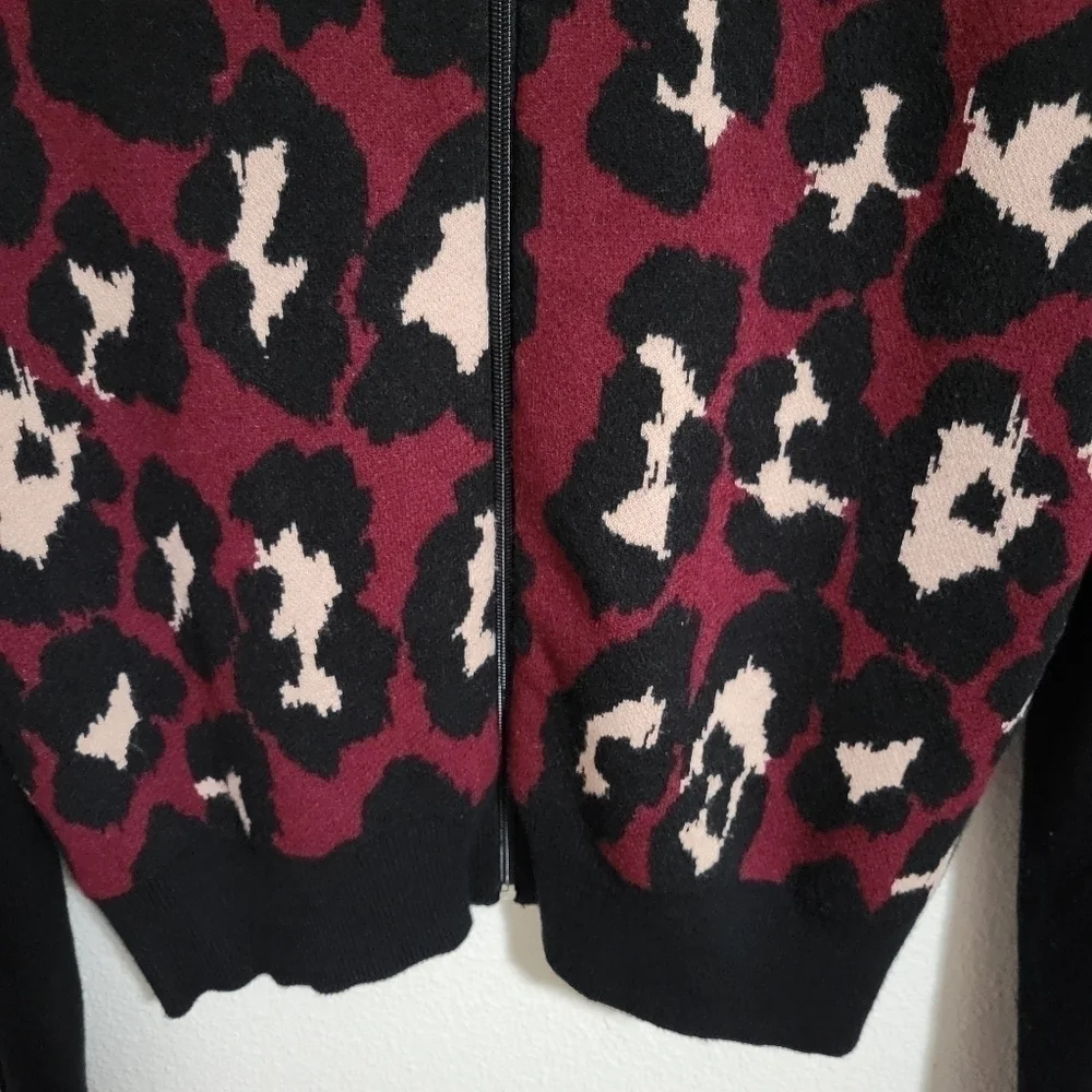 Romeo and Juliet Couture zip up sweater cheetah print size Large